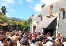 La gente esperando para entrar al restaurante.