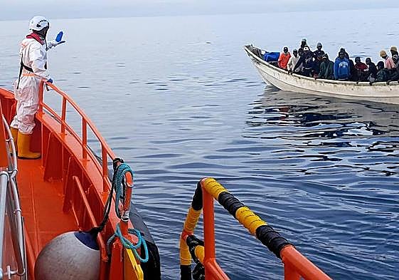 Imagen de archivo de un cayuco lleago al puerto de Arguineguín.