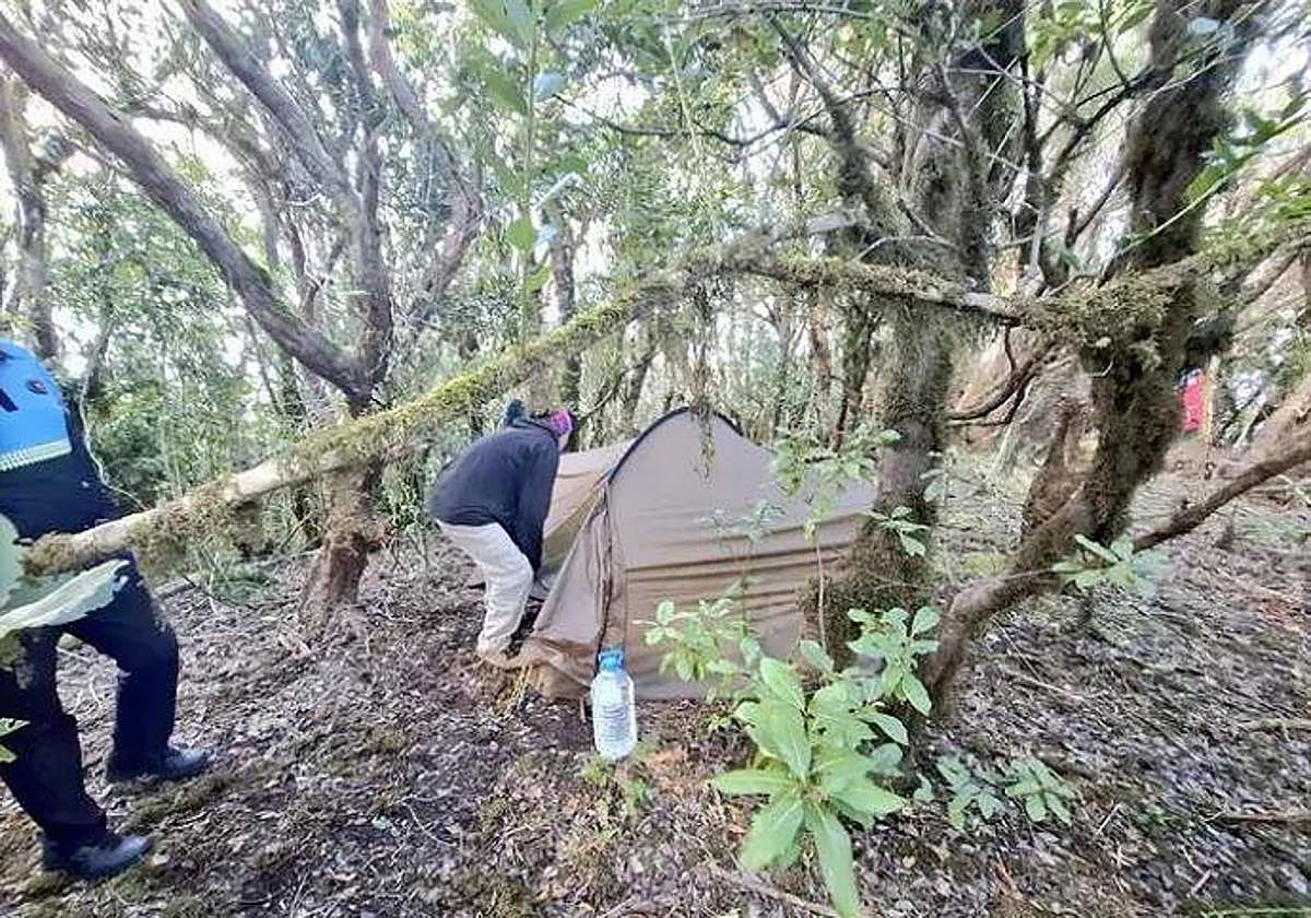 Los agentes desalojan a los turistas.