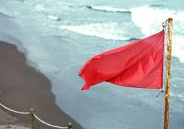 Bandera roja en un arenal canario.