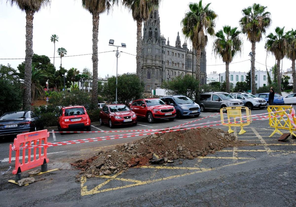 Obras en el recinto ferial de Arucas para localizar la avería