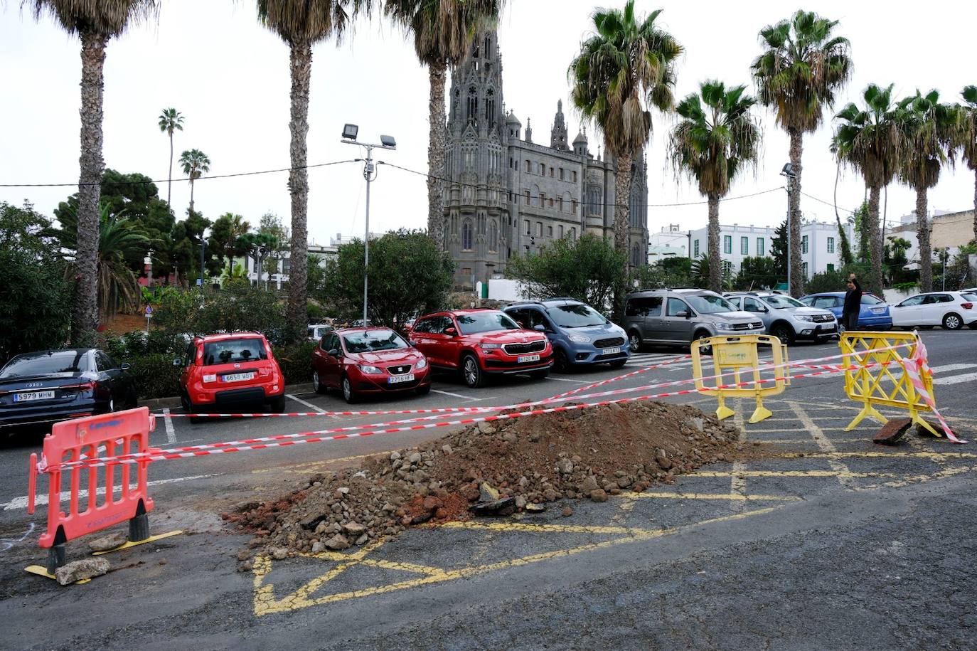 Obras en el recinto ferial de Arucas para localizar la avería