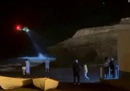 Foto de un vídeo de la tele canaria donde puede verse al Helimer durante la maniobra de rescate, con el foco puesto en Andrea flotando.