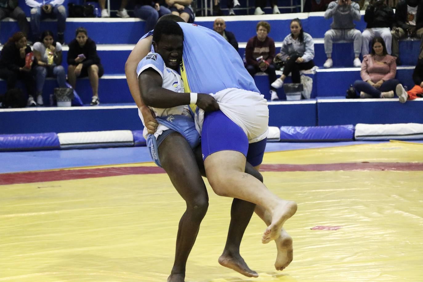 Mbaye Bawore intenta una levantada en el Santa RIta Jose Caldera y Almogarén.