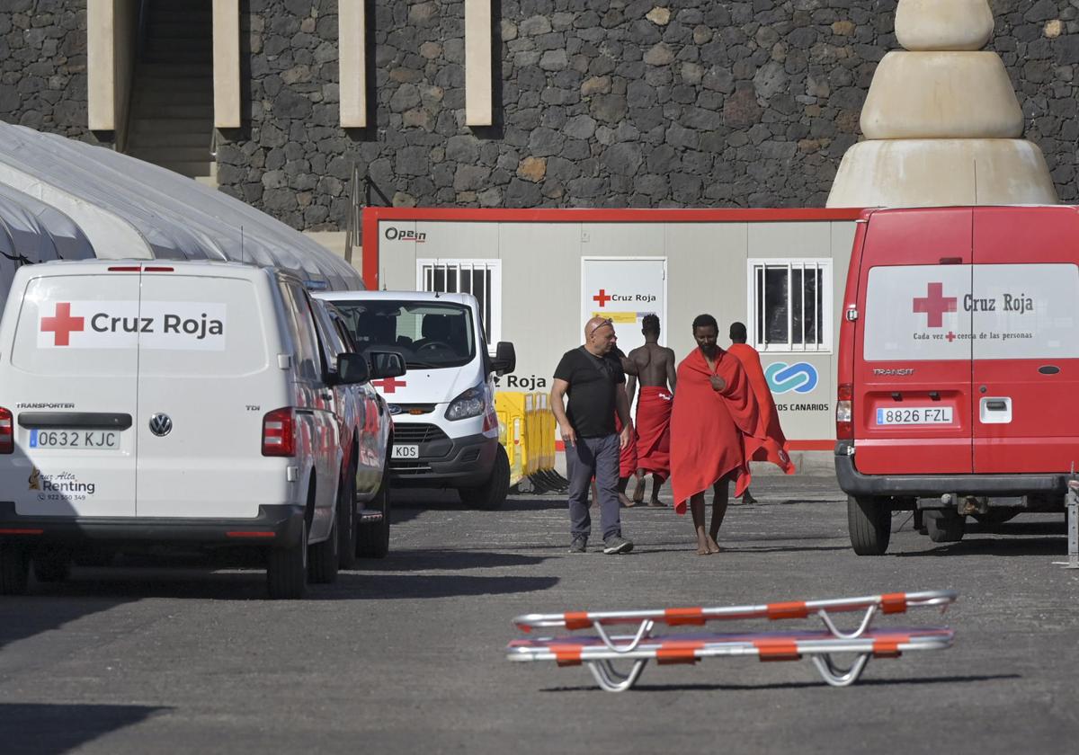 Imagen de un rescate reciente de migrantes en El Hierro llevado a cabo por la salvamar Adhara y asistidos por Cruz Roja.