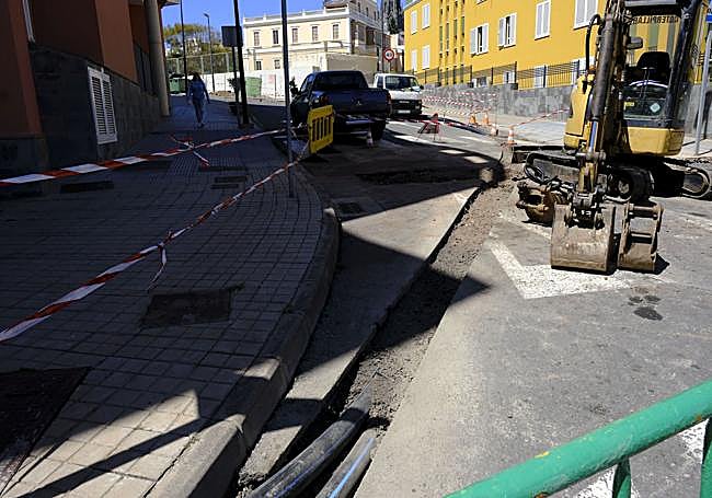 Varias calles de Arucas están en obras la instalación de nuevas tuberías.