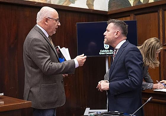 Teodoro Sosa, consejero de Presidencia del Cabildo (derecha), charlando con el presidente.