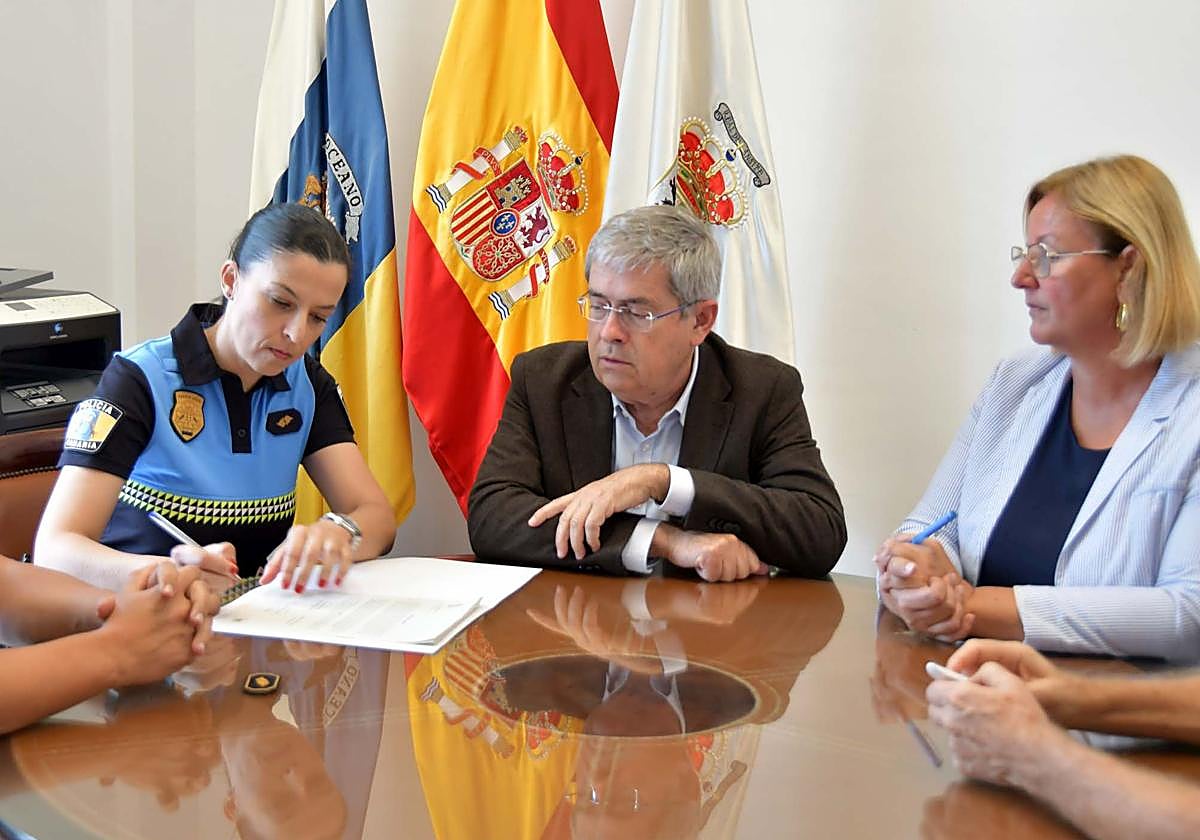 Guacimara Ojeda, en el momento de estampar su firma, en presencia del alcalde y de la edil de Recursos Humanos.