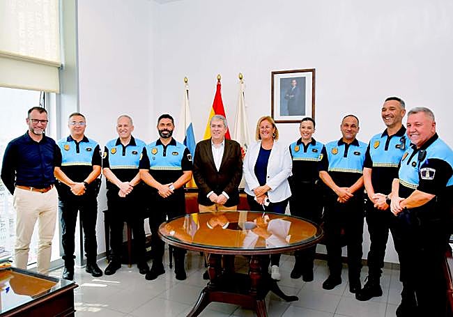 Foto de familia de los nuevos oficiales junto a los cargos públicos y otros mandos policiales.