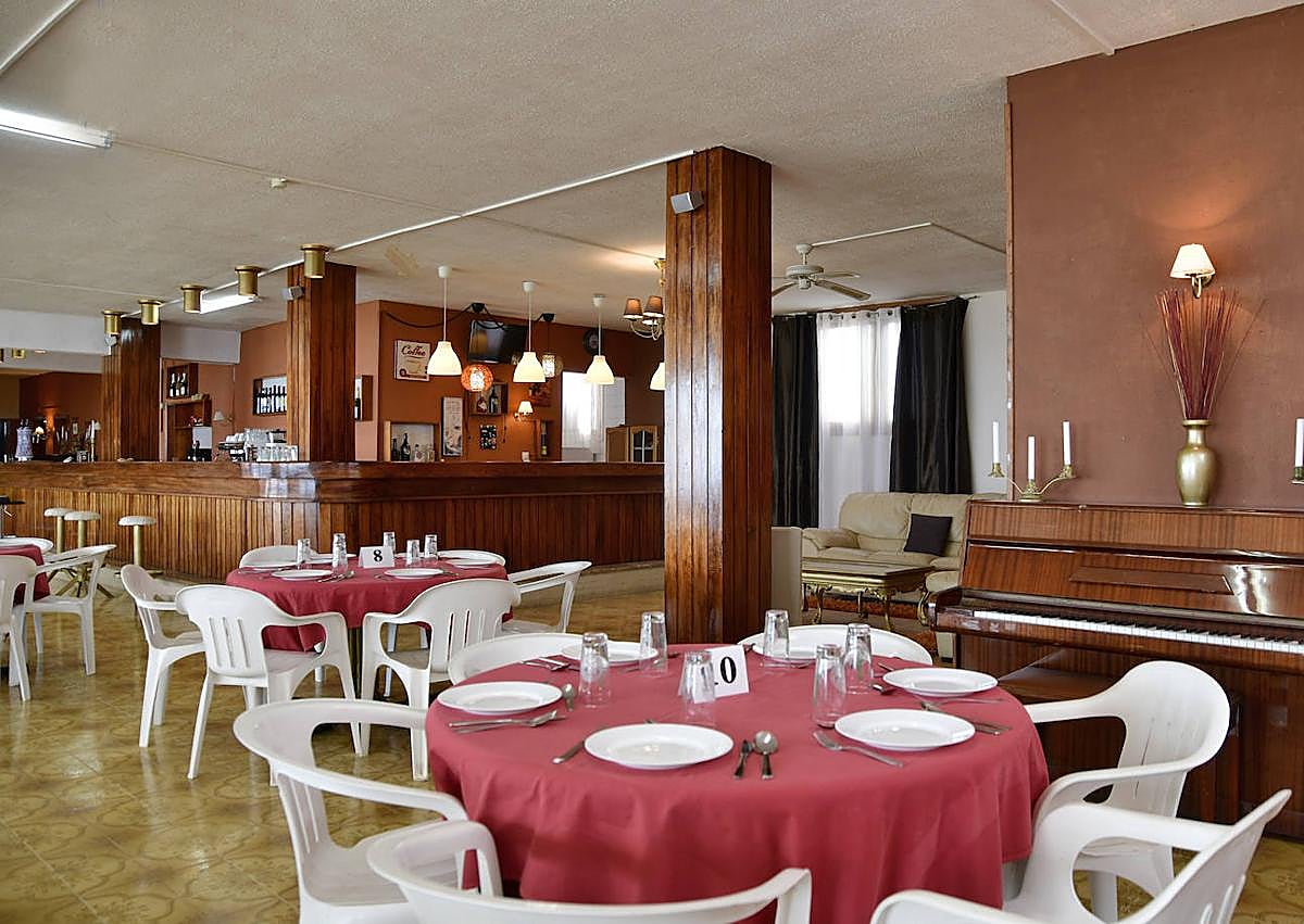 Imagen secundaria 1 - El presidente del club, Carlos Olivera; abajo, diferentes espacios del comedor. / Arcadio Suárez