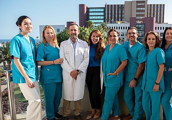 Equipo de investigación del Servicio de Oncología del hospital Insular, dirigido por Delvys Rodríguez (de blanco).