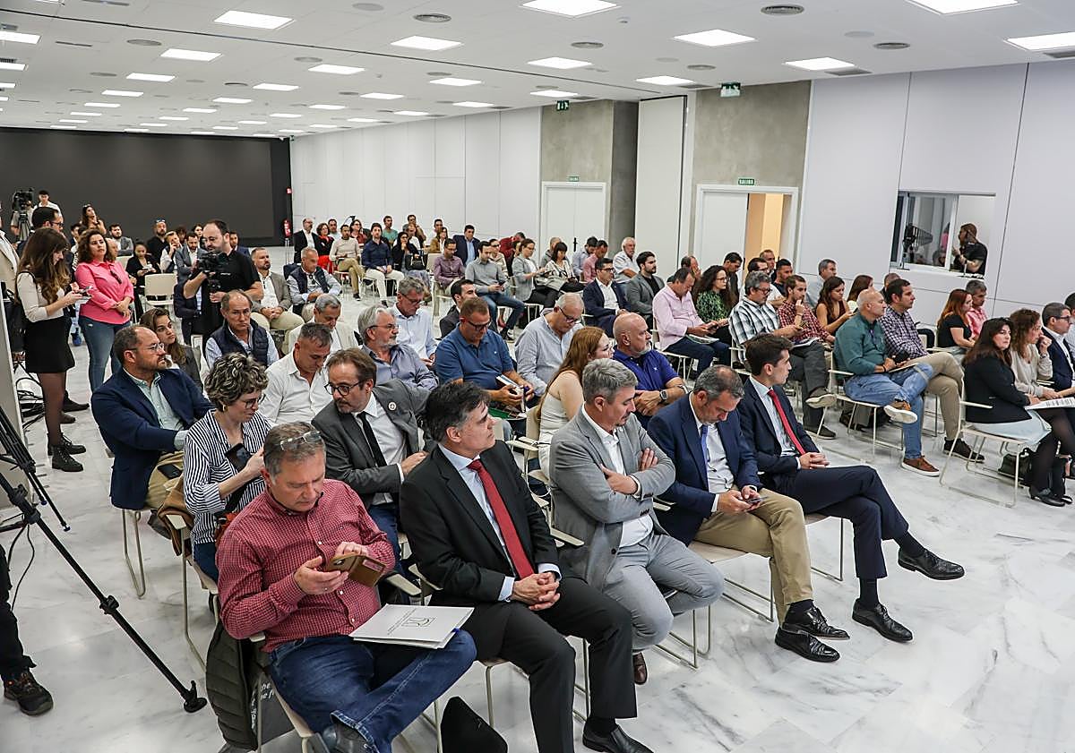 Imagen principal - Distintos momentos del foro.