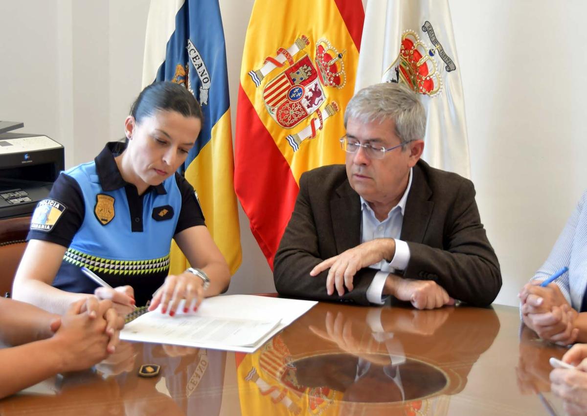 Imagen secundaria 1 - Tres momentos de la toma de posesión de Guacimara Ojeda.