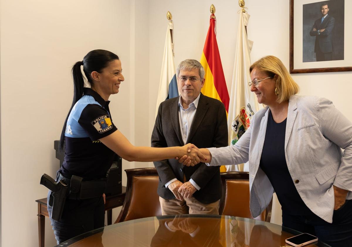 Imagen principal - Tres momentos de la toma de posesión de Guacimara Ojeda.