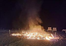 Imagen de las hamacas incendiadas en la playa de Las Cucharas.