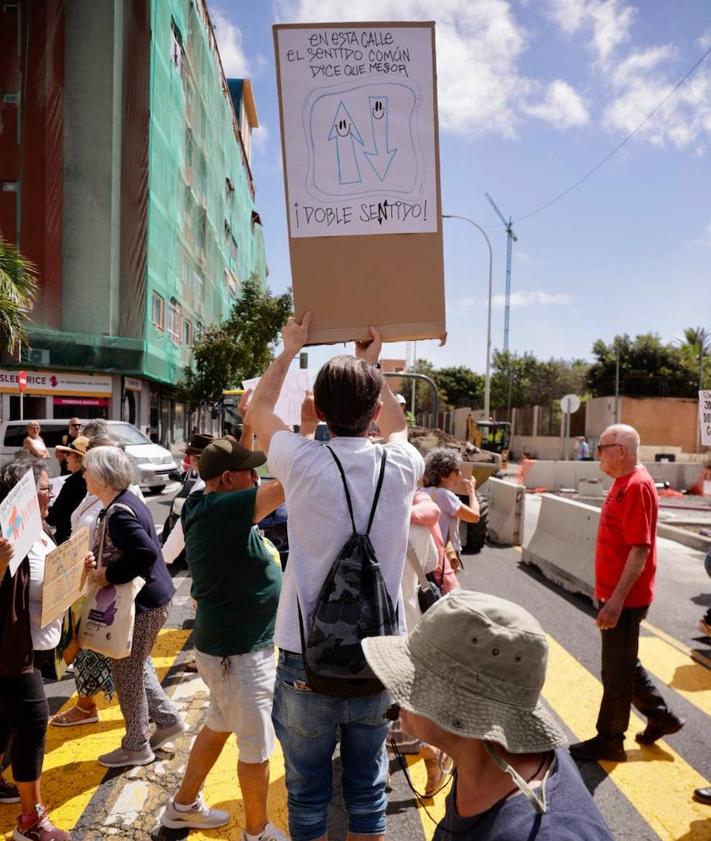 Imagen secundaria 2 - Distintos momentos de la protesta.