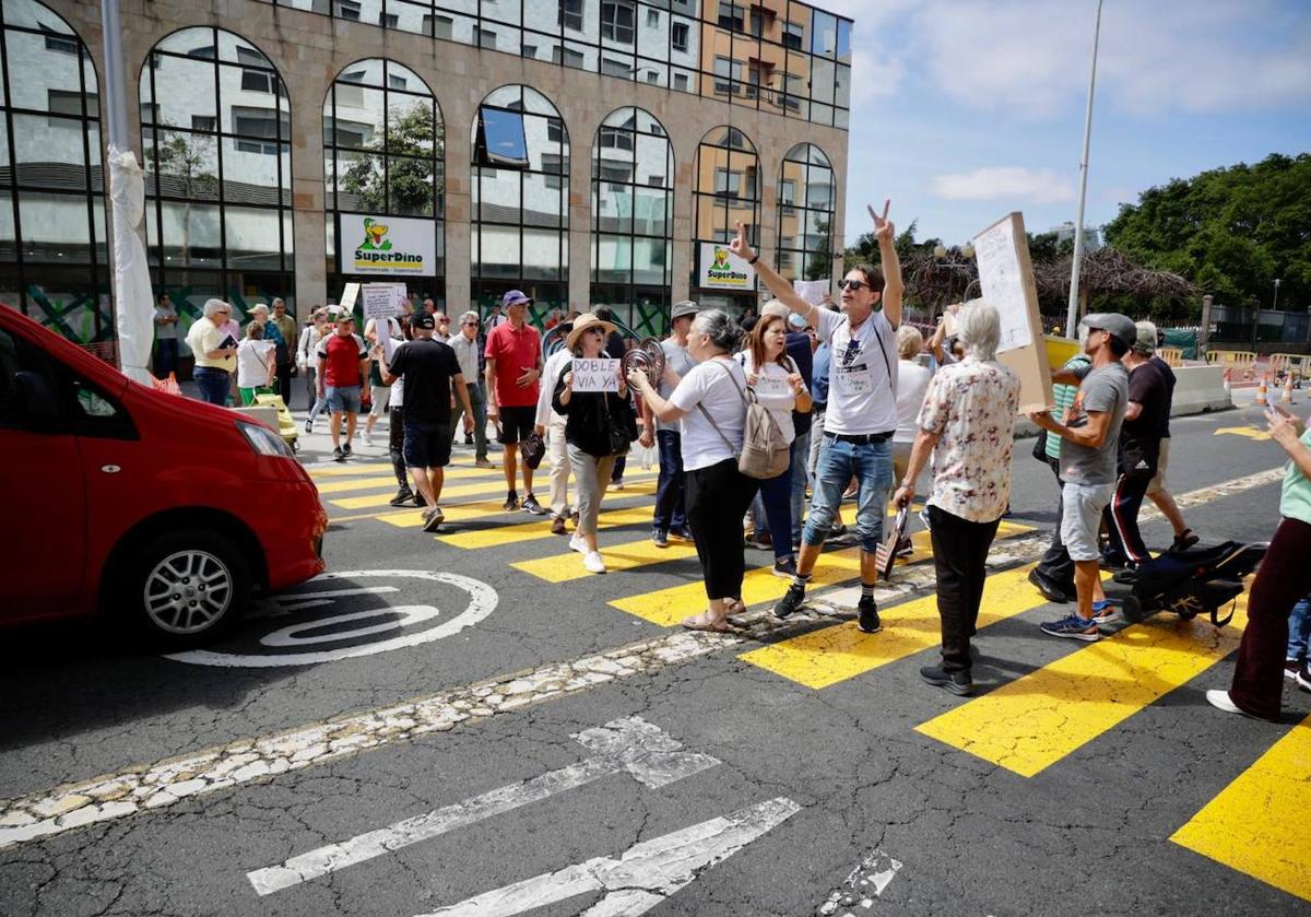 Vecinos afectados volvieron a interrumpir el tráfico este jueves en Juan Rejón.