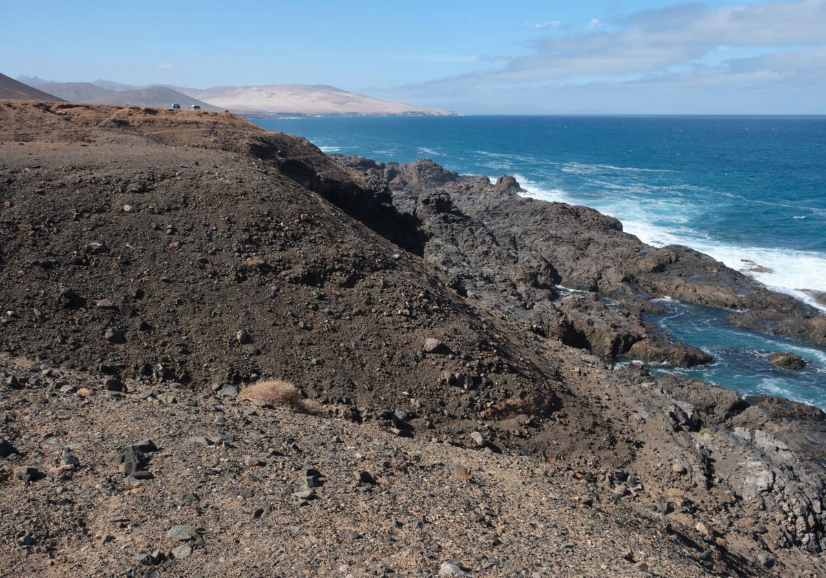 Punta de la Nao, donde comienza uno de los mayores yacimientos de carbonatitas del municipio de Pájara y se extiende hasta Cueva Lobos, que es un LIC localidado dentro del campo de tiro.