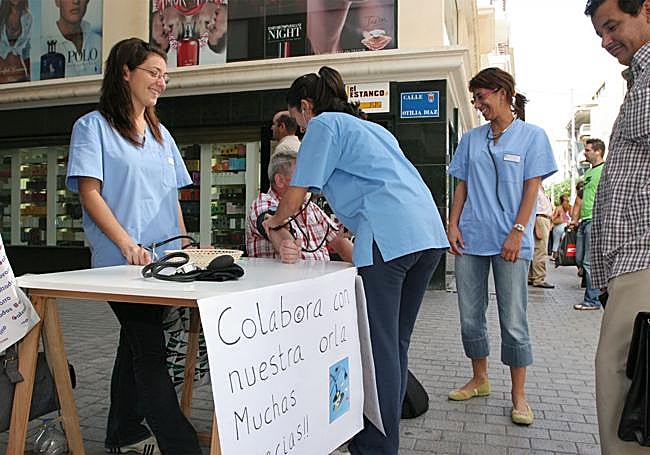 Imagen de archivo de estudiantes de Enfermería tomando la tensión en Arrecife.