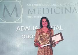 La Dra. Elena Adalia. Recogiendo el Galardón en la categoría de Clínica Odontológica a Clínica Dental Adalia.