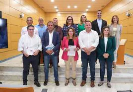 Los cinco portavoces políticos del Cabildo y los seis ayuntamientos, tras dejar constancia de su unidad institucional contra las autorizaciones mineras para tierras raras.