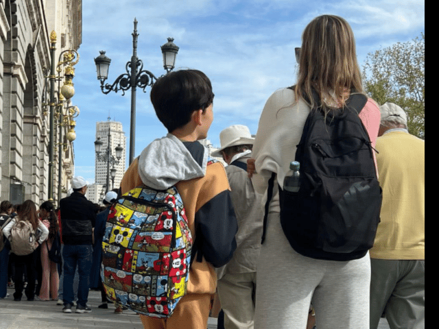 Distintos momentos del viaje que está haciendo Elan con su madre, Irene Valerón.
