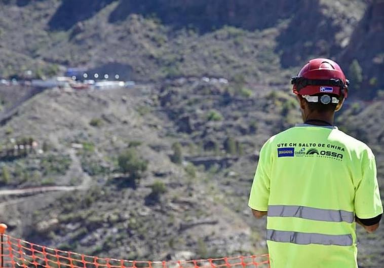 Un trabajador de Salto de Chira observa los trabajos en marcha en la presa de Soria.
