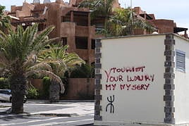 Una pintada en la que pone: 'Turista. Tu lujo, mi miseria«.