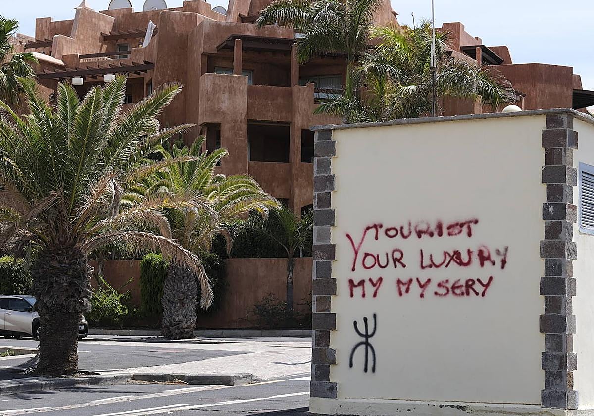 Una pintada en la que pone: 'Turista. Tu lujo, mi miseria«.