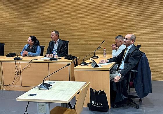 Imagen de los encausados y sus respectivos abogados en el juicio por el crimen de Nono.
