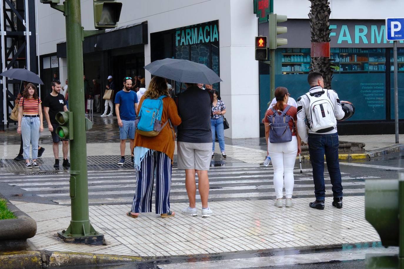 Lluvia inesperada en la capital grancanaria