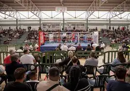 Panorámica del ring en el pabellón Juan Beltrán, atestado de público.