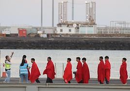 Imagen de archivo de la llegada de un grupo de migrantes al puerto de Arrecife.