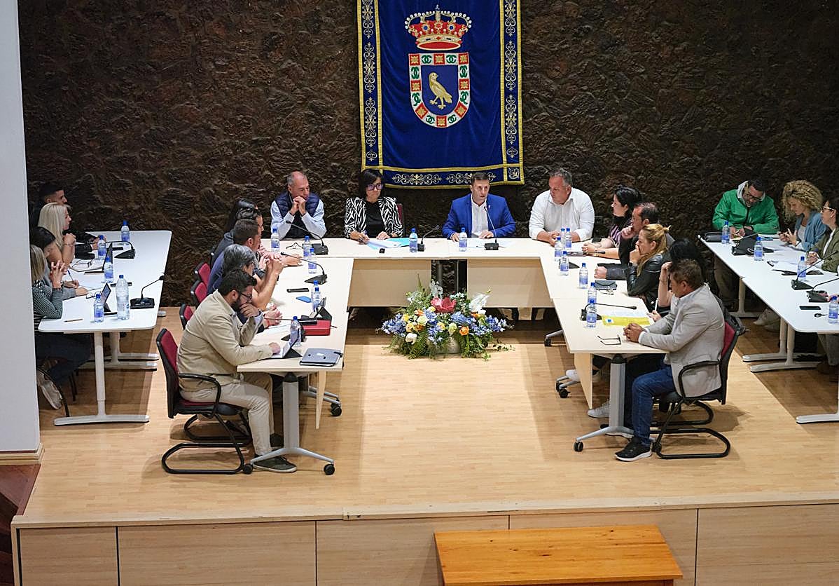 Un momento del debate en el pleno extraordinario de Pájara sobre las tierras raras.