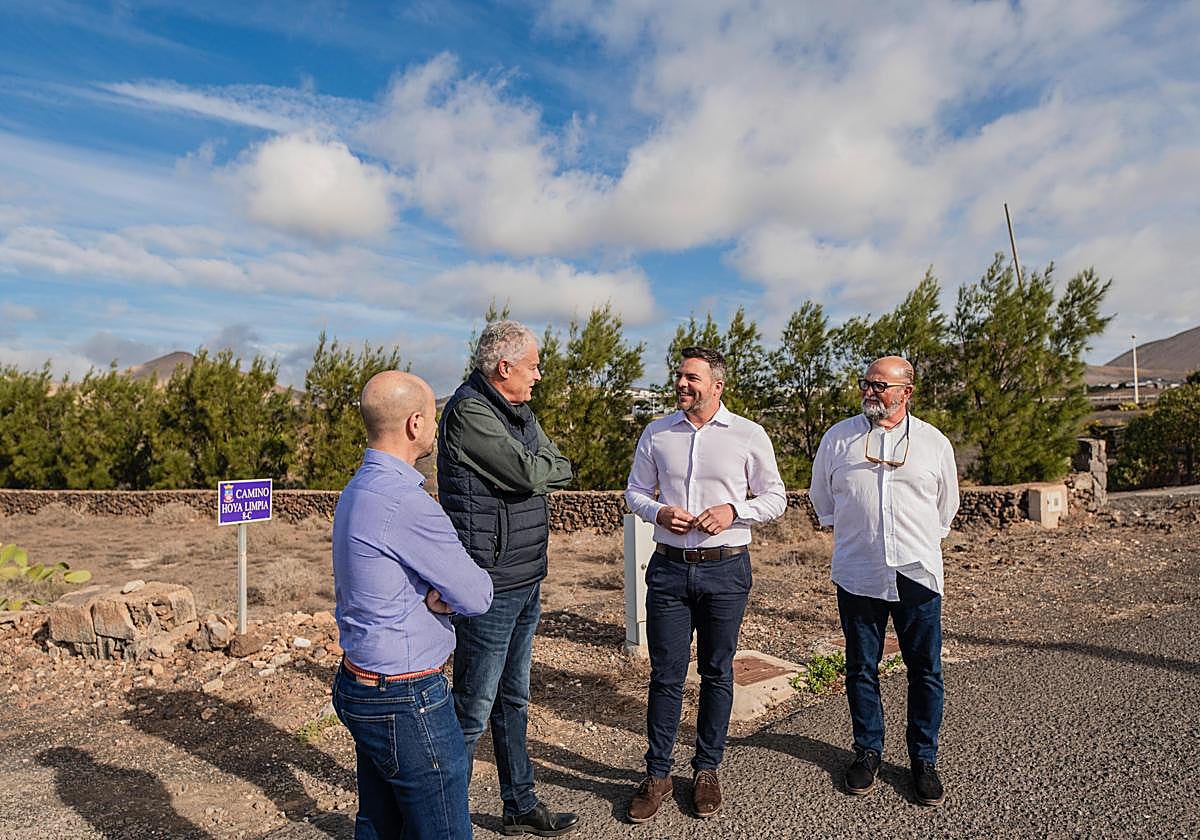 Autoridades visitando el espacio a mejorar.
