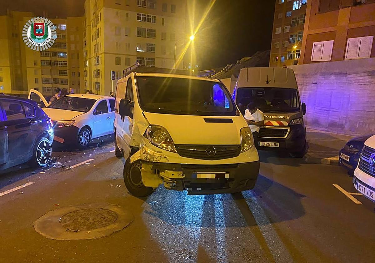 Imagen principal - Choca contra tres vehículos en Miller Bajo y quintuplica la tasa máxima de alcoholemia