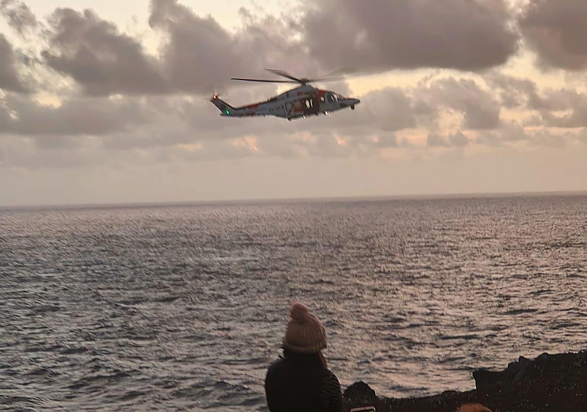 Imagen del helicóptero de Salvamento Marítimo en Sardina del Norte.