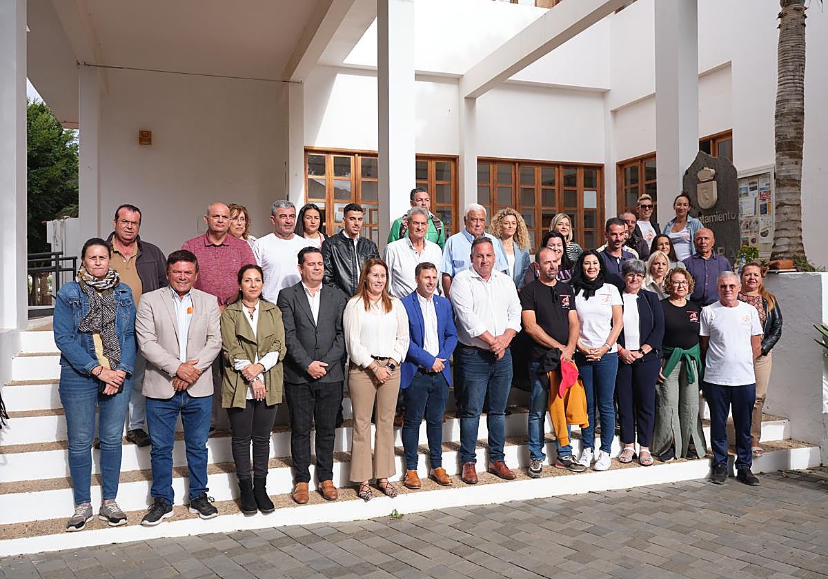 Cabildo, parlamentarios, vecinas y vecinos de Comisianes y Ajuy, tras el pleno con toda la Corporación de Pájara.