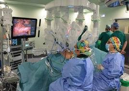 El robot Da Vinci durante una intervención quirúrgica.