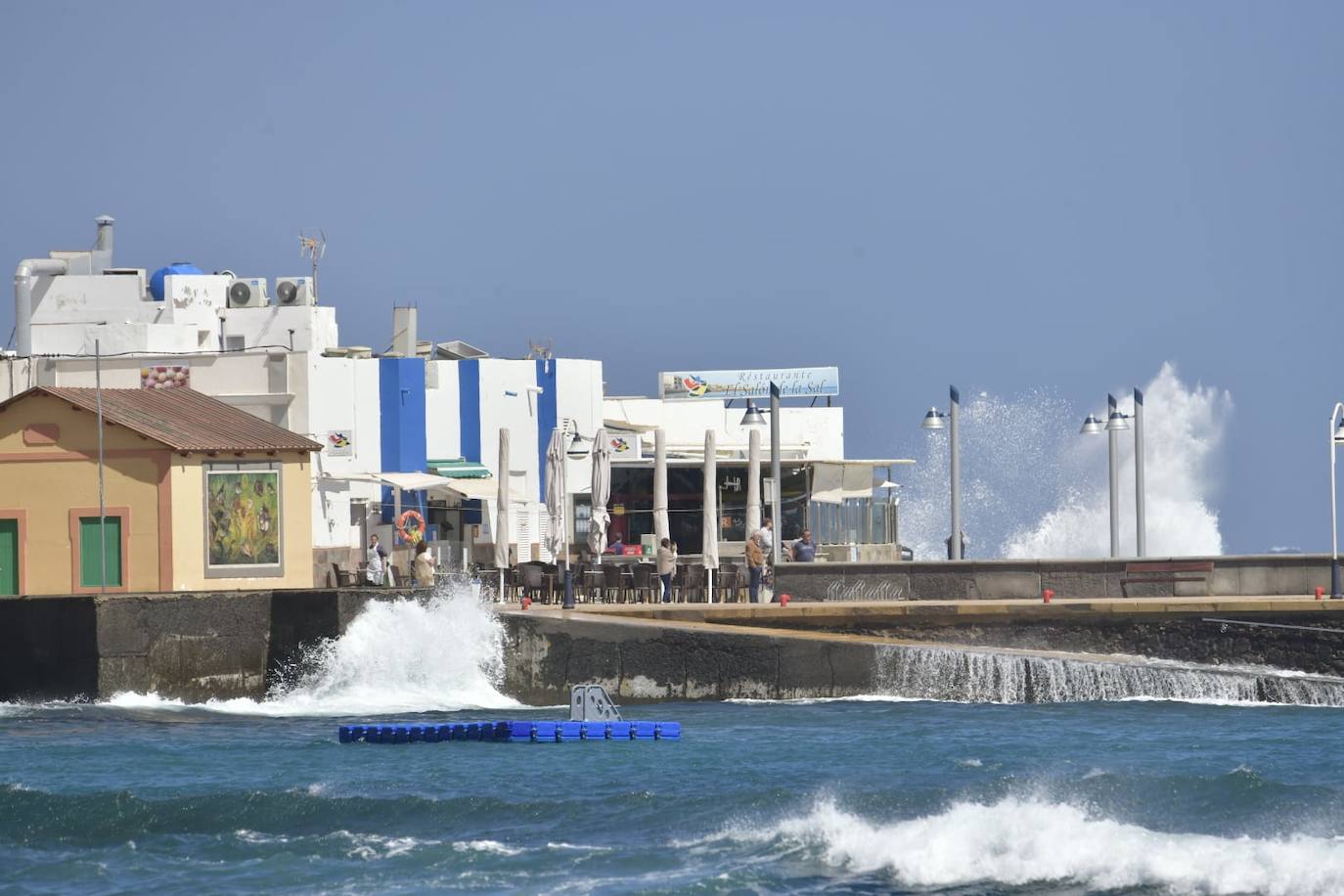 Las olas arrecian con fuerza en el paseo de Arinaga