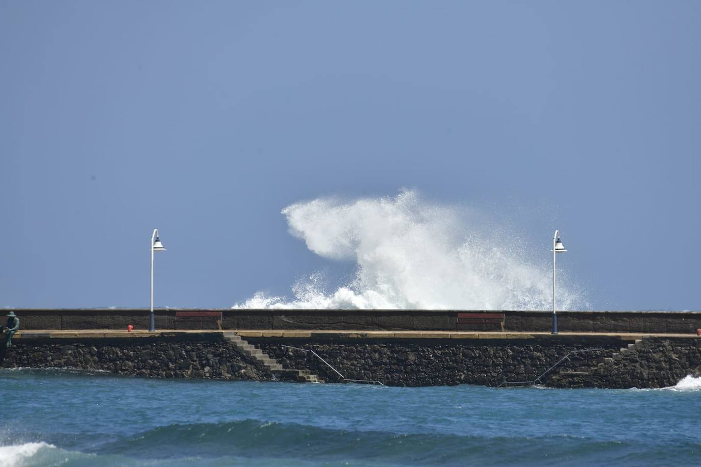 Las olas arrecian con fuerza en el paseo de Arinaga