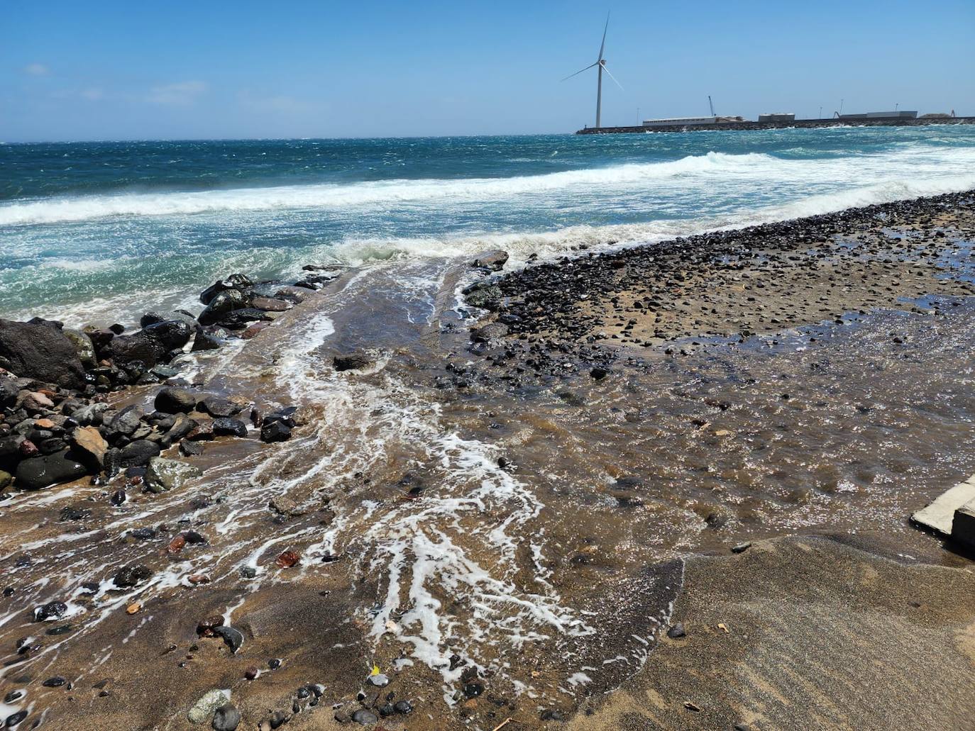Las olas arrecian con fuerza en el paseo de Arinaga