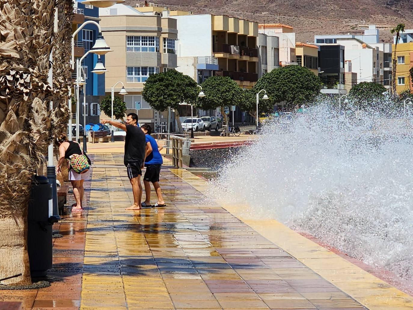 Las olas arrecian con fuerza en el paseo de Arinaga