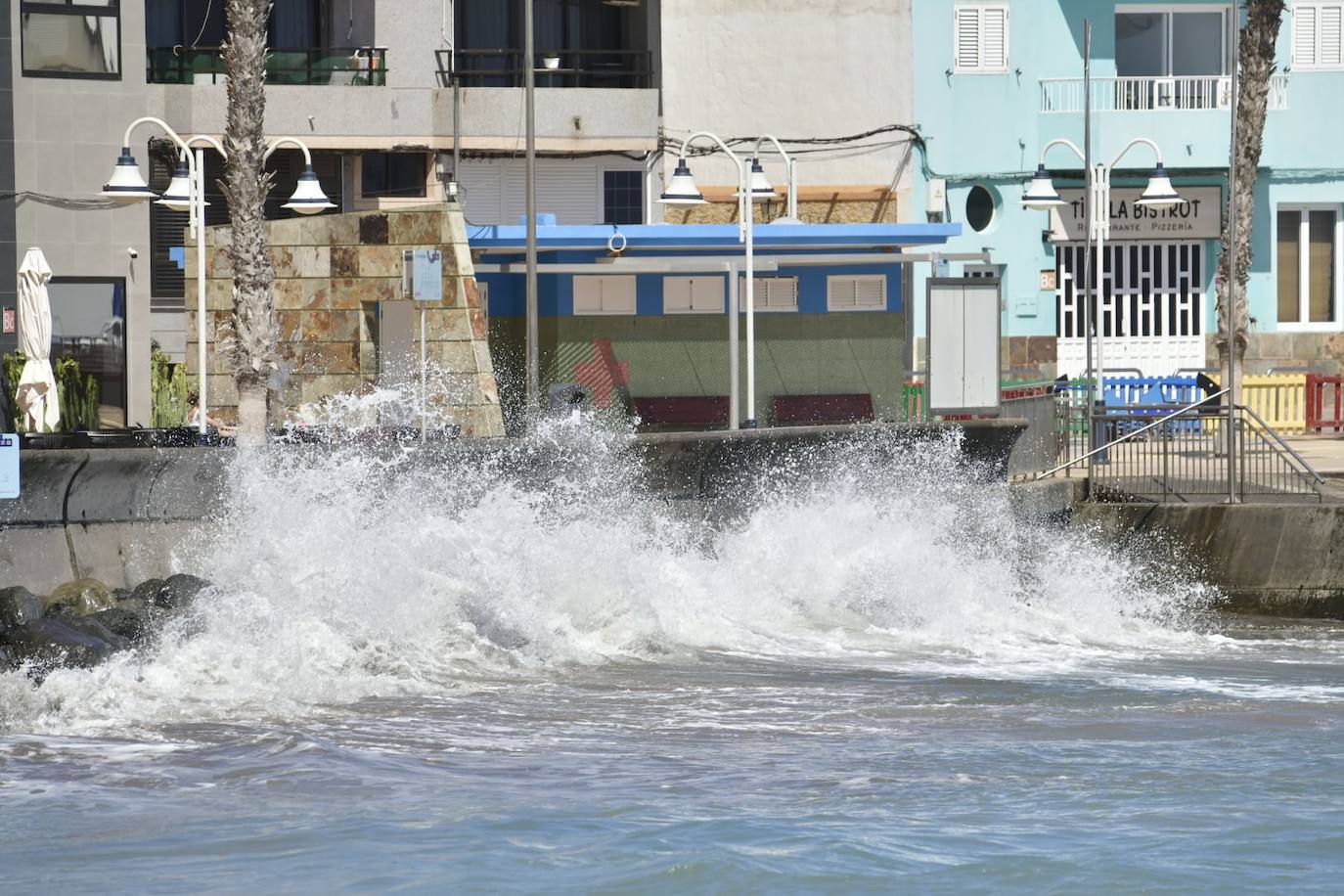 Las olas arrecian con fuerza en el paseo de Arinaga