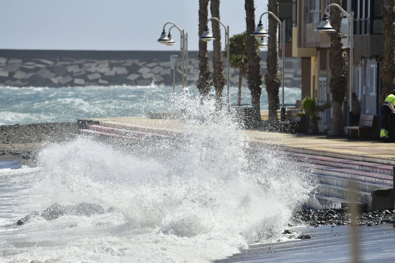 Las olas arrecian con fuerza en el paseo de Arinaga