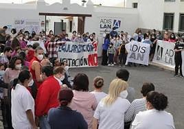 Trabajadores en una movilización en 2022 ante la sede de Adislan.