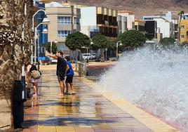 Olas en el paseo de Arinaga, al sur de Gran Canaria En el vídeo, un muro destrozado en Playa Honda.