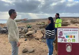 Los concejales David de León y Erika González, en la limpieza de la playa de las Caletillas, cerca de El Matorral.