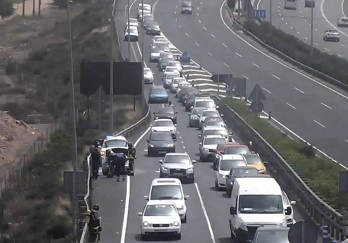 Imagen del vehículo incendiado, ya inmovilizado en una de las vías de acceso a la rotonda del Negrín.
