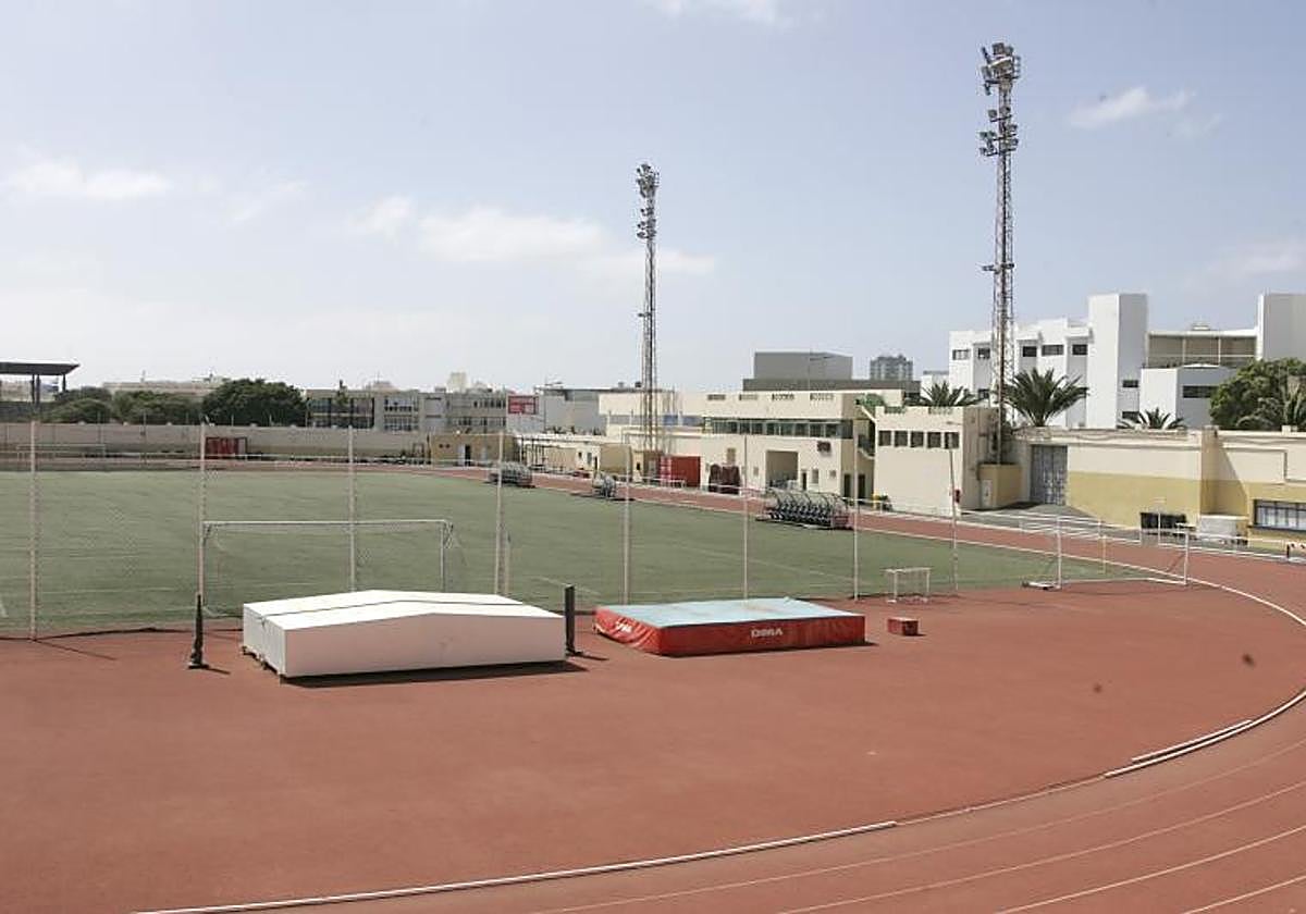 Pista de atletismo y campo de fútbol de la Ciudad Deportiva Lanzarote.